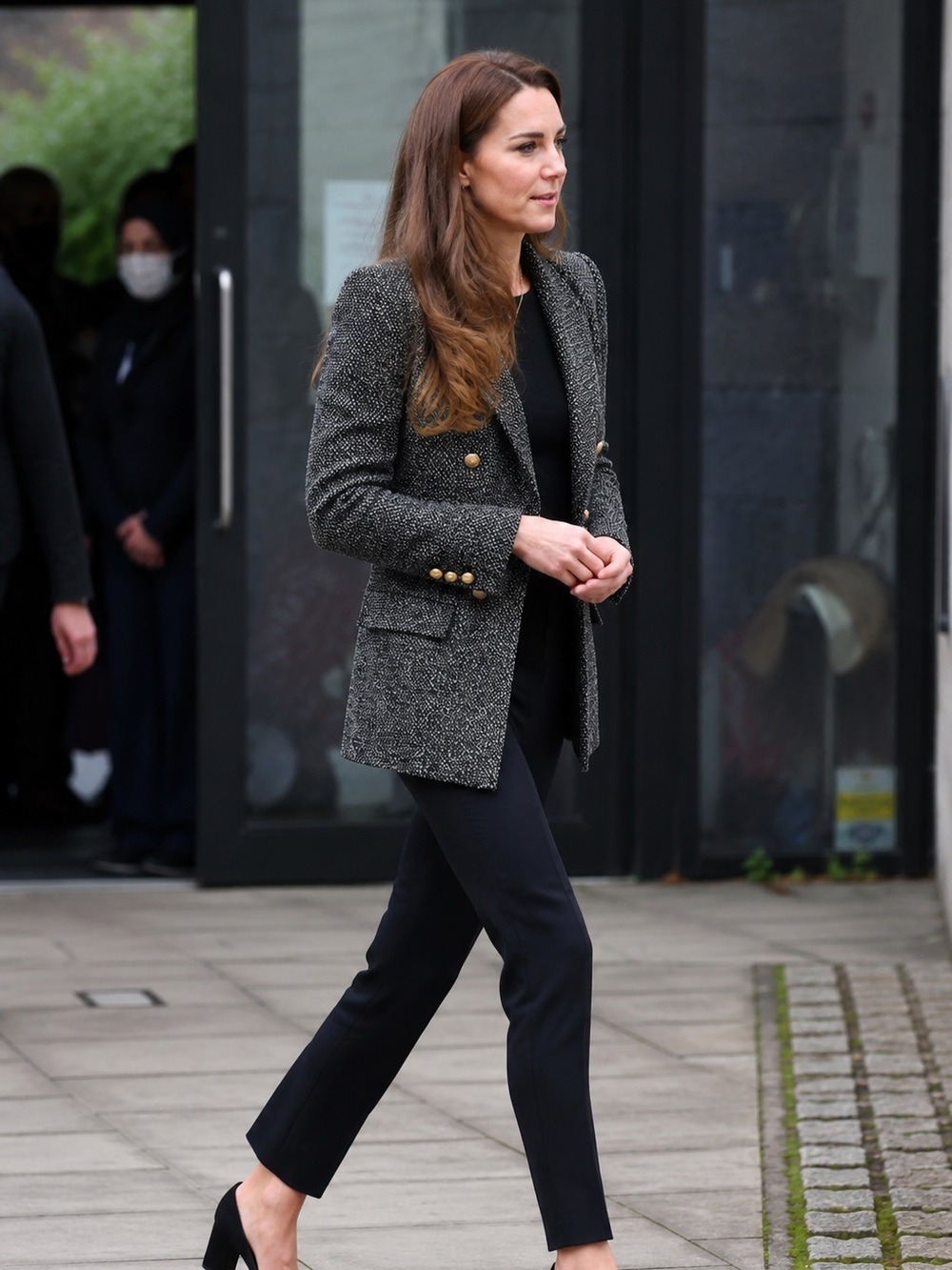ZARA Bloggers Textured Tweed Double-Breasted Blazer with Gold Buttons - Picture 2 of 14